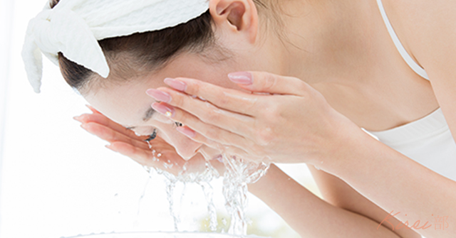 洗顔後の冷水すすぎは肌によいのか？